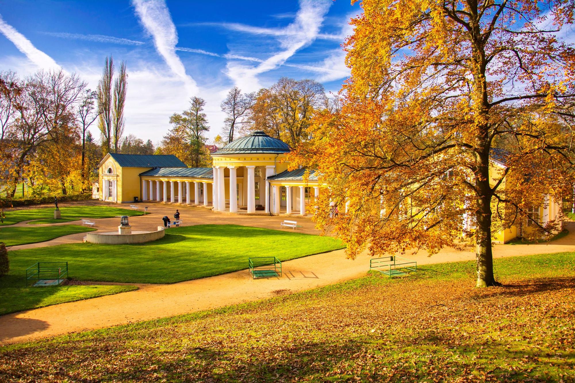 Ein Bauwerk steht inmitten eines gepflegten Parks.
