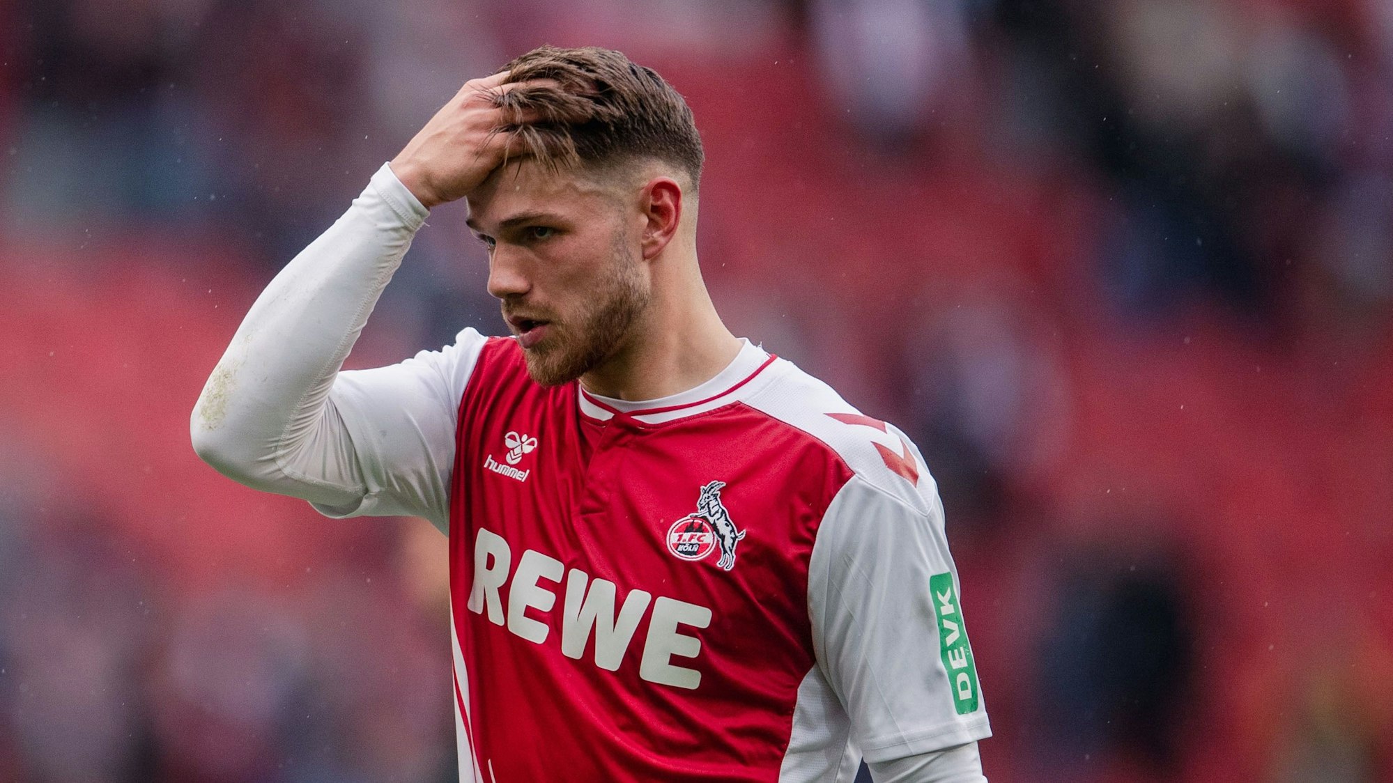 Kölns Jan Thielmann streicht sich durch die Haare.