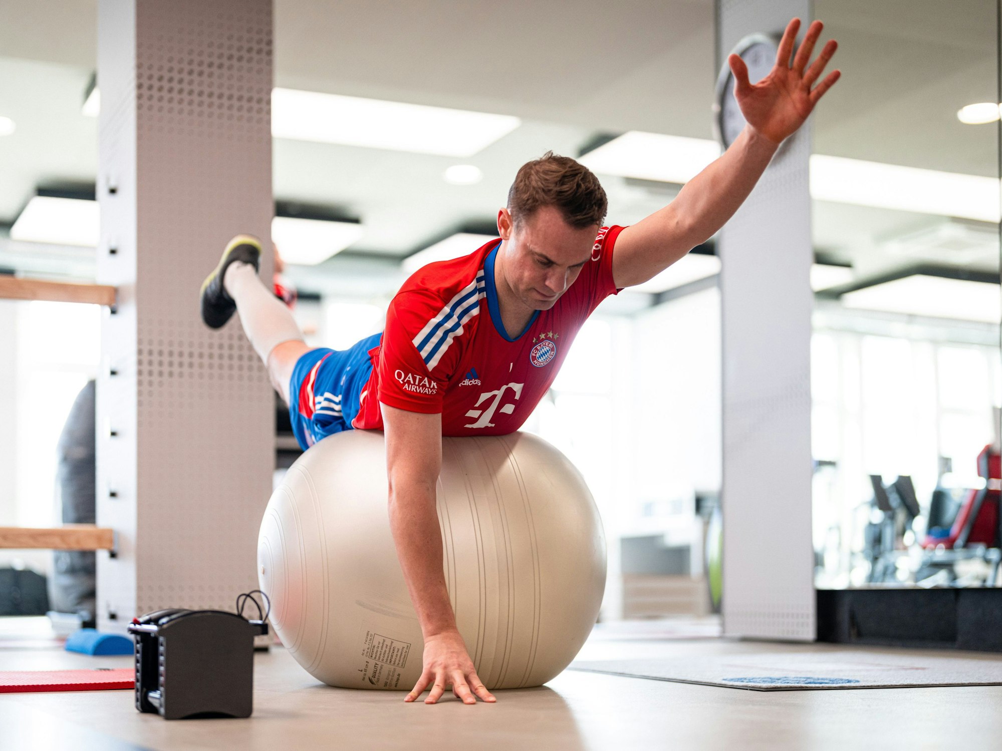 Manuel Neuer bei Cardio-Übungen im Fitnessraum des deutschen Rekordmeisters FC Bayern München.