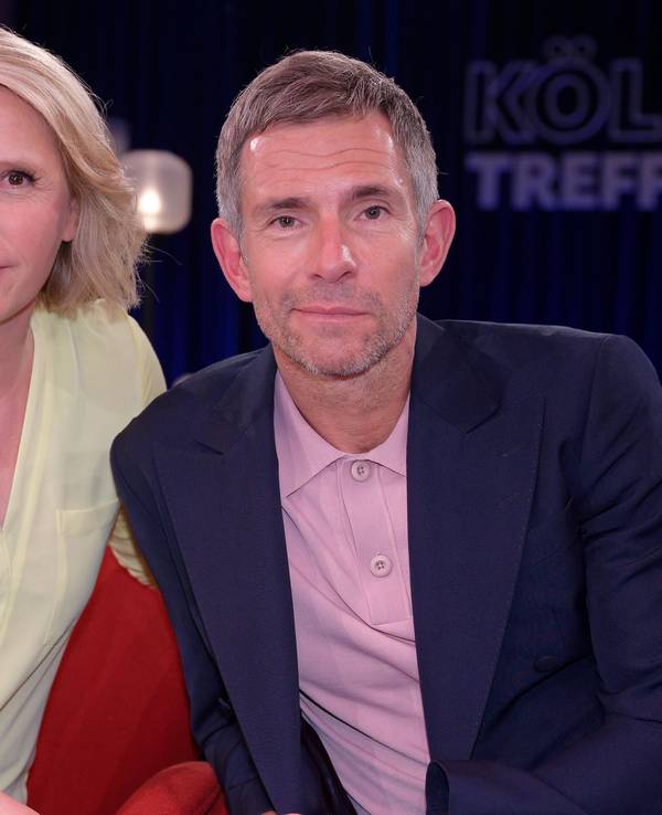 Die Moderatoren Micky Beisenherz und Susan Link sitzen nach der Aufzeichnung der WDR Talkshow ‚Kölner Treff‘ im Studio.