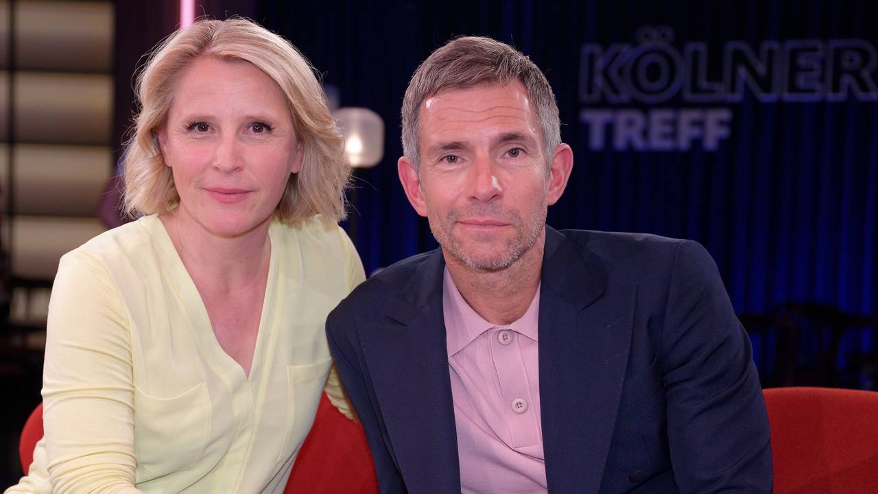 Die Moderatoren Micky Beisenherz und Susan Link sitzen nach der Aufzeichnung der WDR Talkshow ‚Kölner Treff‘ im Studio.