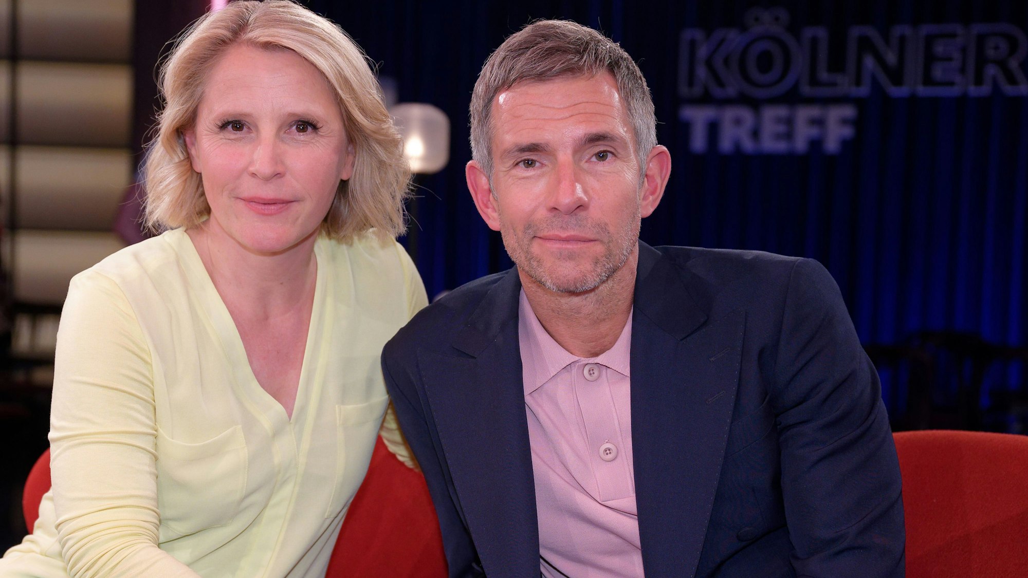 Die Moderatoren Micky Beisenherz und Susan Link sitzen nach der Aufzeichnung der WDR Talkshow ‚Kölner Treff‘ im Studio.