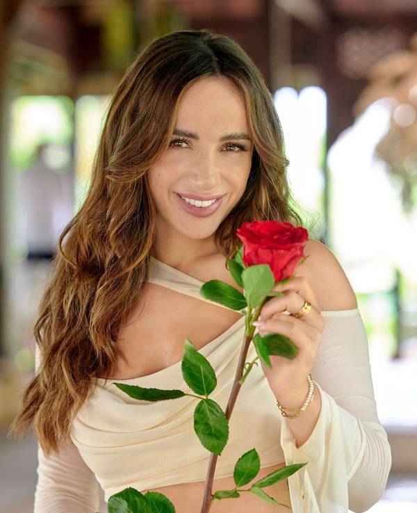 Jennifer Saro hält eine Rose.