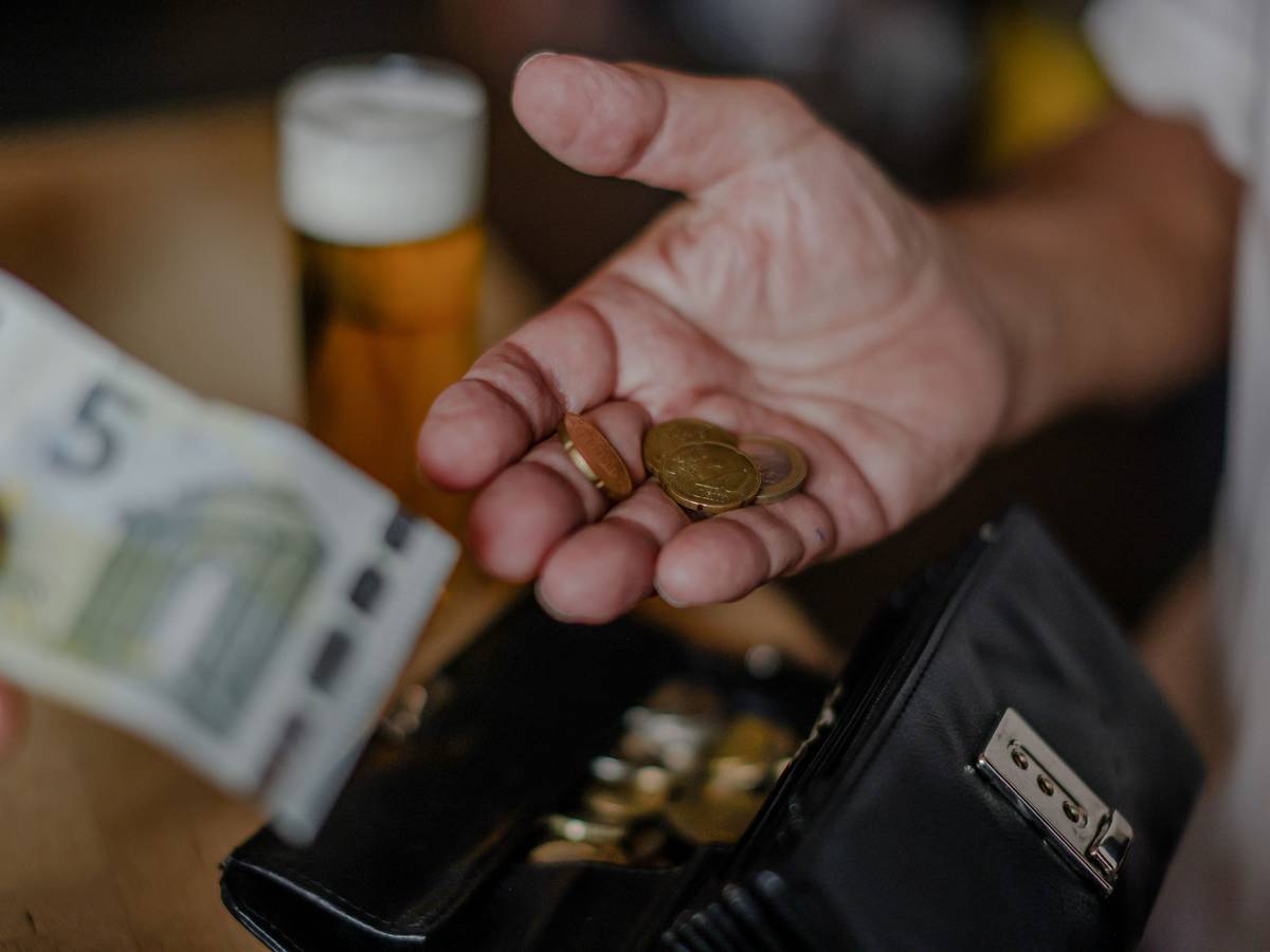 Kölsch wird mit einem Fünf-Euro-Schein bezahlt.