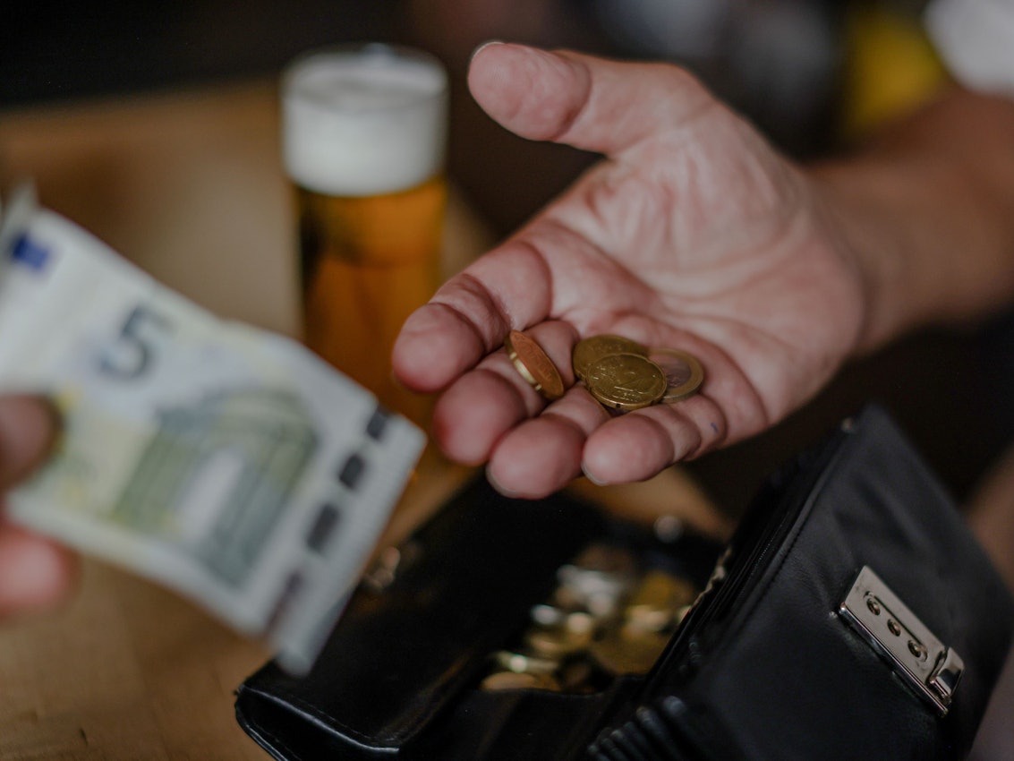 Kölsch wird mit einem Fünf-Euro-Schein bezahlt.