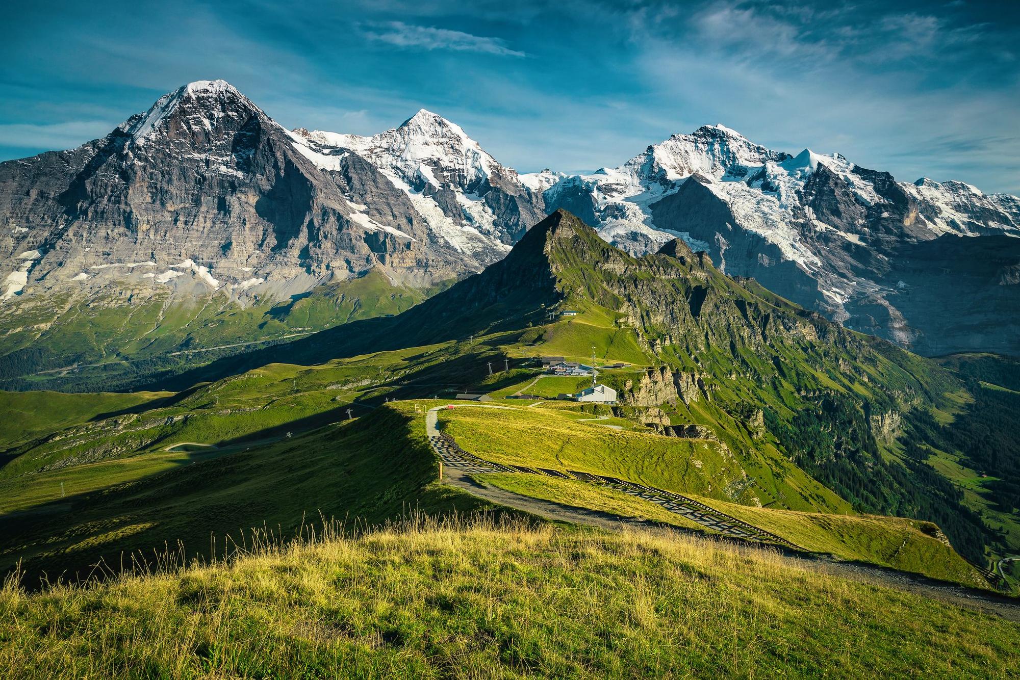 Bergpanorama mit einem Aussichtspunkt.