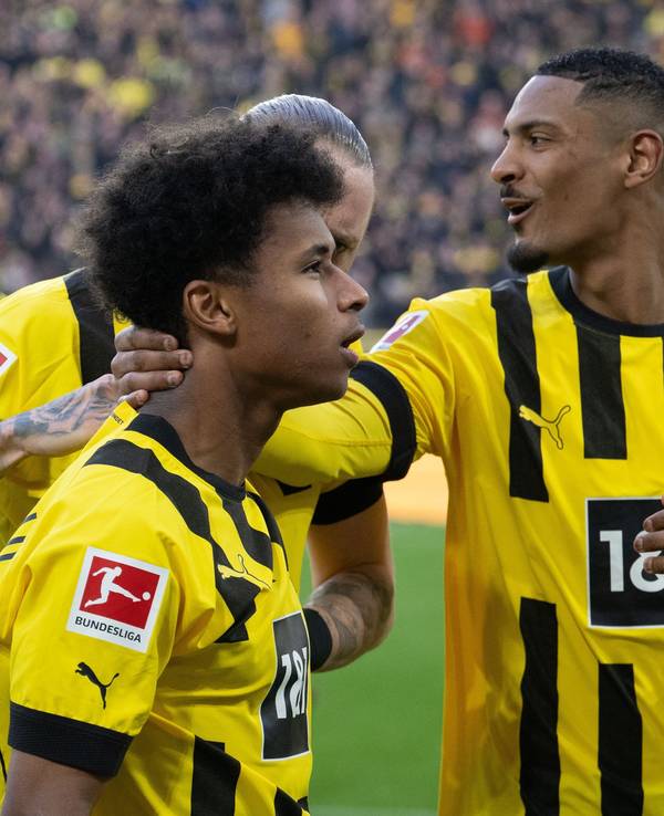 Die BVB-Kollegen beglückwünschen Karim Adeyemi zu seinem Treffer für Borussia Dortmund gegen den SC Freiburg.