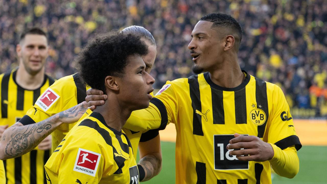 Die BVB-Kollegen beglückwünschen Karim Adeyemi zu seinem Treffer für Borussia Dortmund gegen den SC Freiburg.