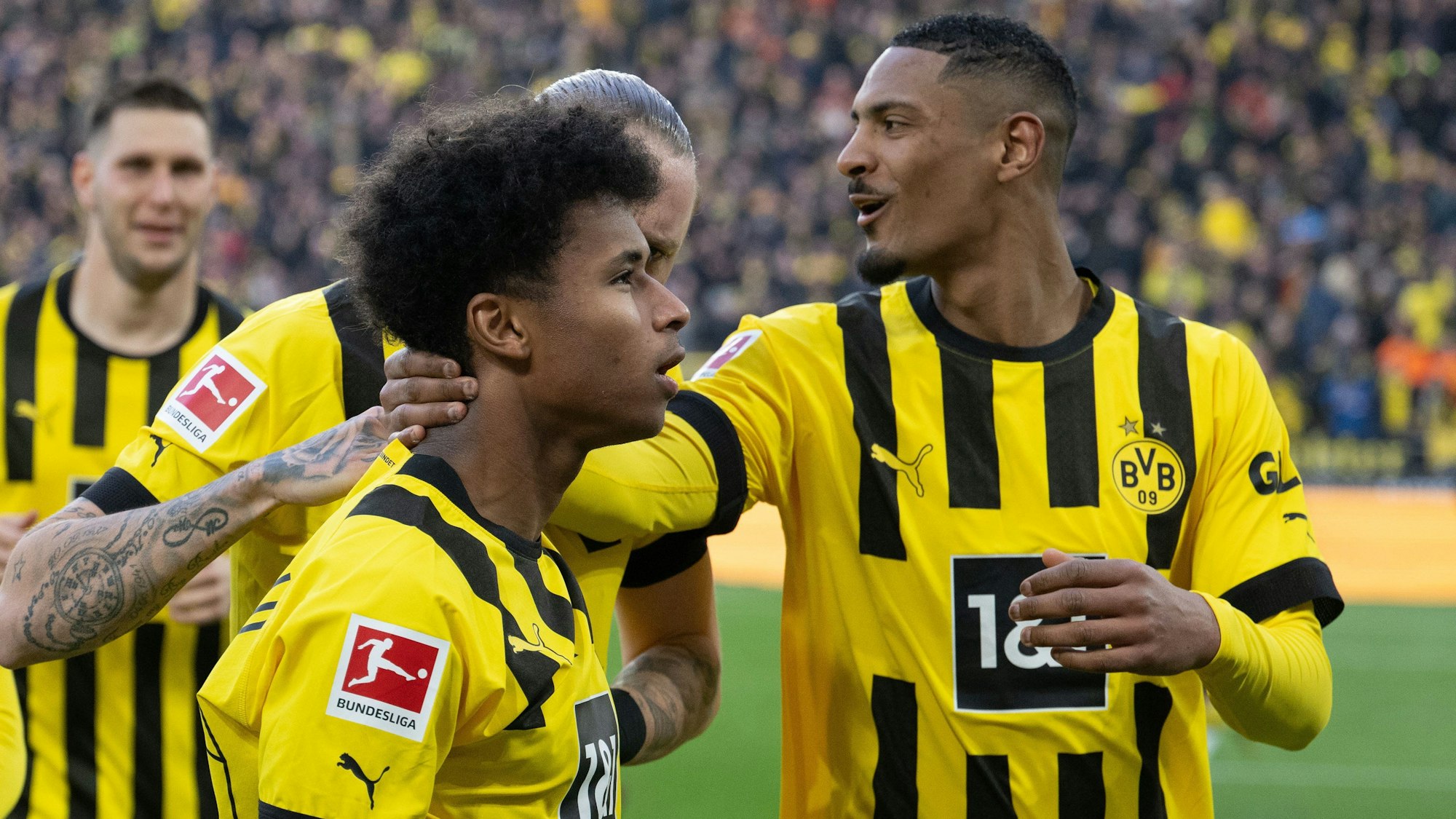 Die BVB-Kollegen beglückwünschen Karim Adeyemi zu seinem Treffer für Borussia Dortmund gegen den SC Freiburg.