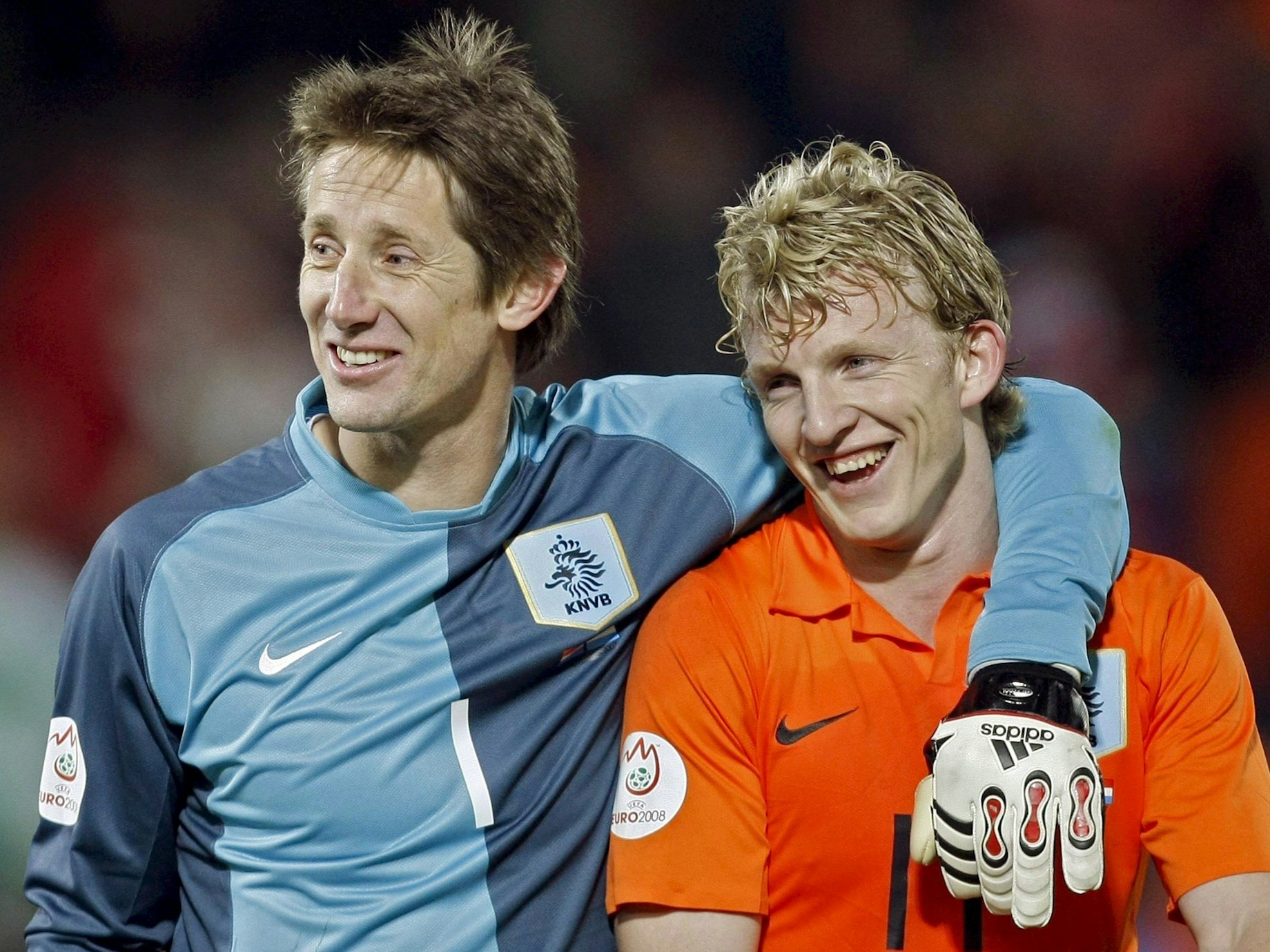 Edwin van der Sar nimmt Dirk Kuyt in den Arm.