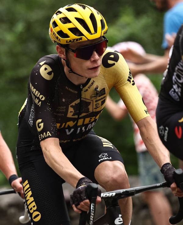 Jonas Vingegaard und Tadej Pogacar bei einer Etappe der Tour de France auf ihren Rädern.
