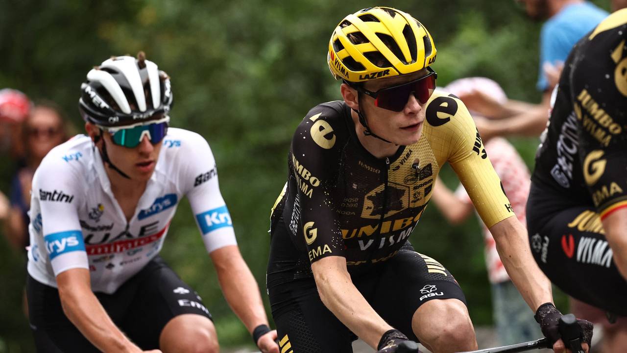 Jonas Vingegaard und Tadej Pogacar bei einer Etappe der Tour de France auf ihren Rädern.