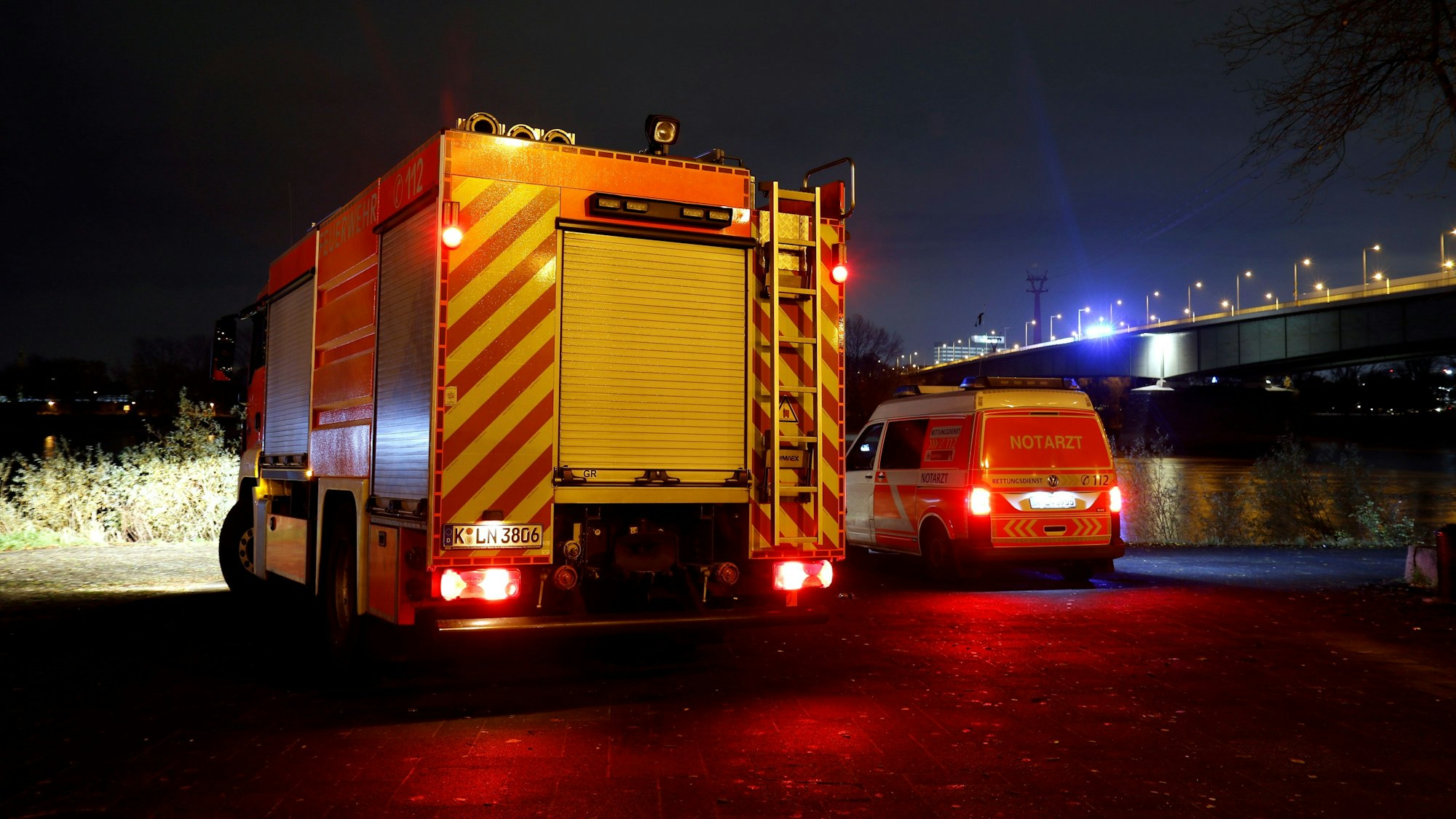 Einsatzkräfte der Feuerwehr bei einem Einsatz in Köln