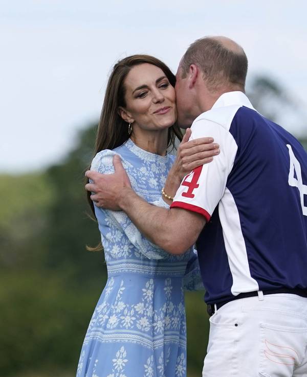 William gibt Kate einen Kuss