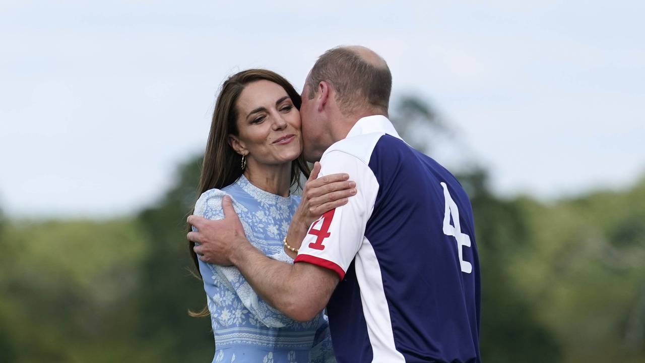 William gibt Kate einen Kuss
