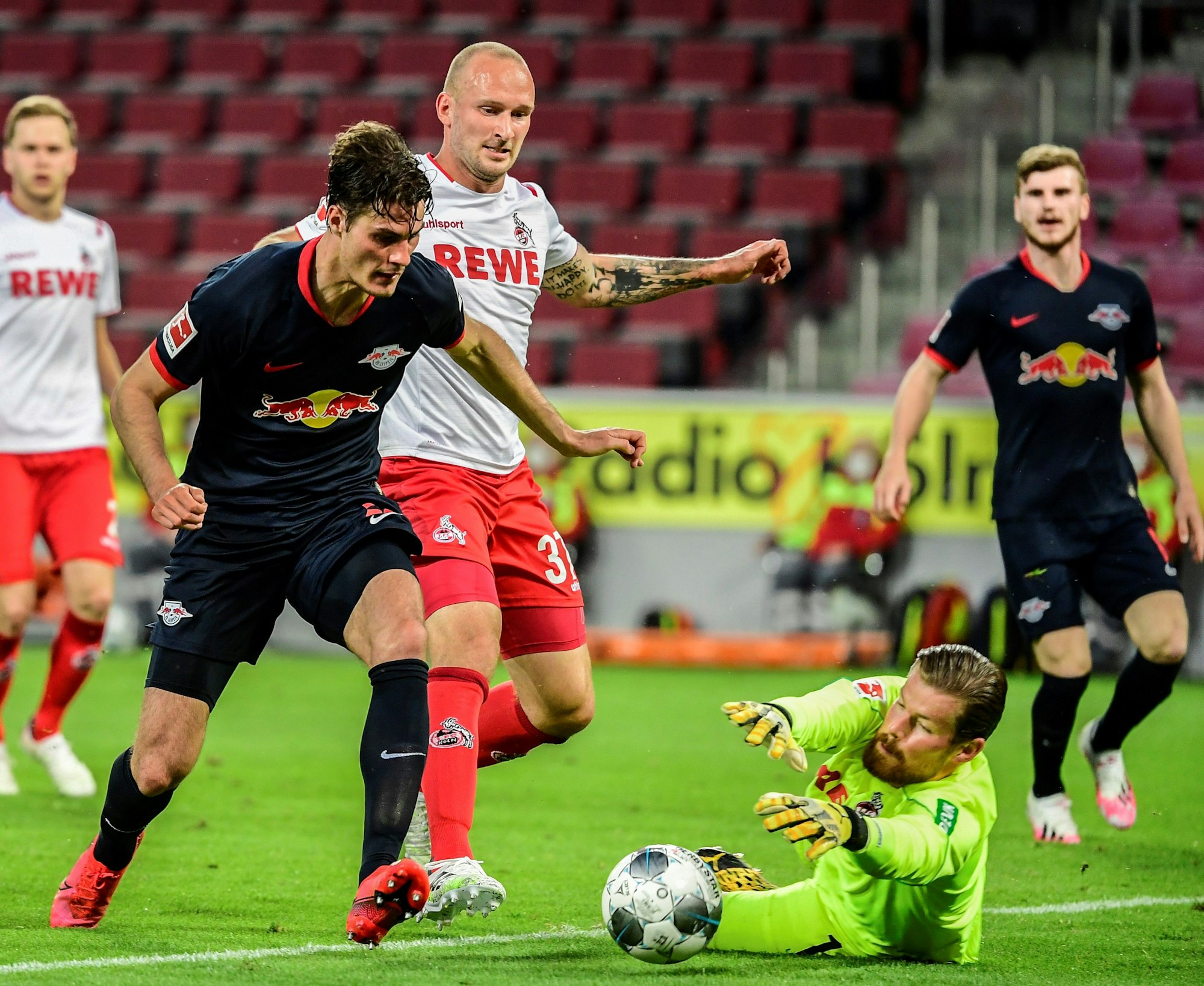 Leipzigs Patrik Schick kämpft mit den Kölnern Toni Leistner und Torwart Timo Horn um den Ball.