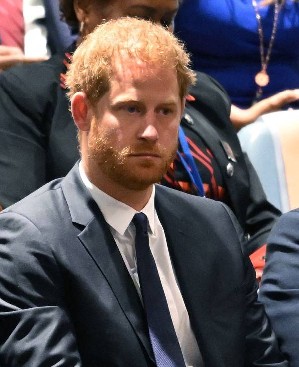 Meghan und Harry nehmen an einer Veranstaltung der Vereinten Nationen in New York teil. Sie lächelt, während er traurig dreinblickt.