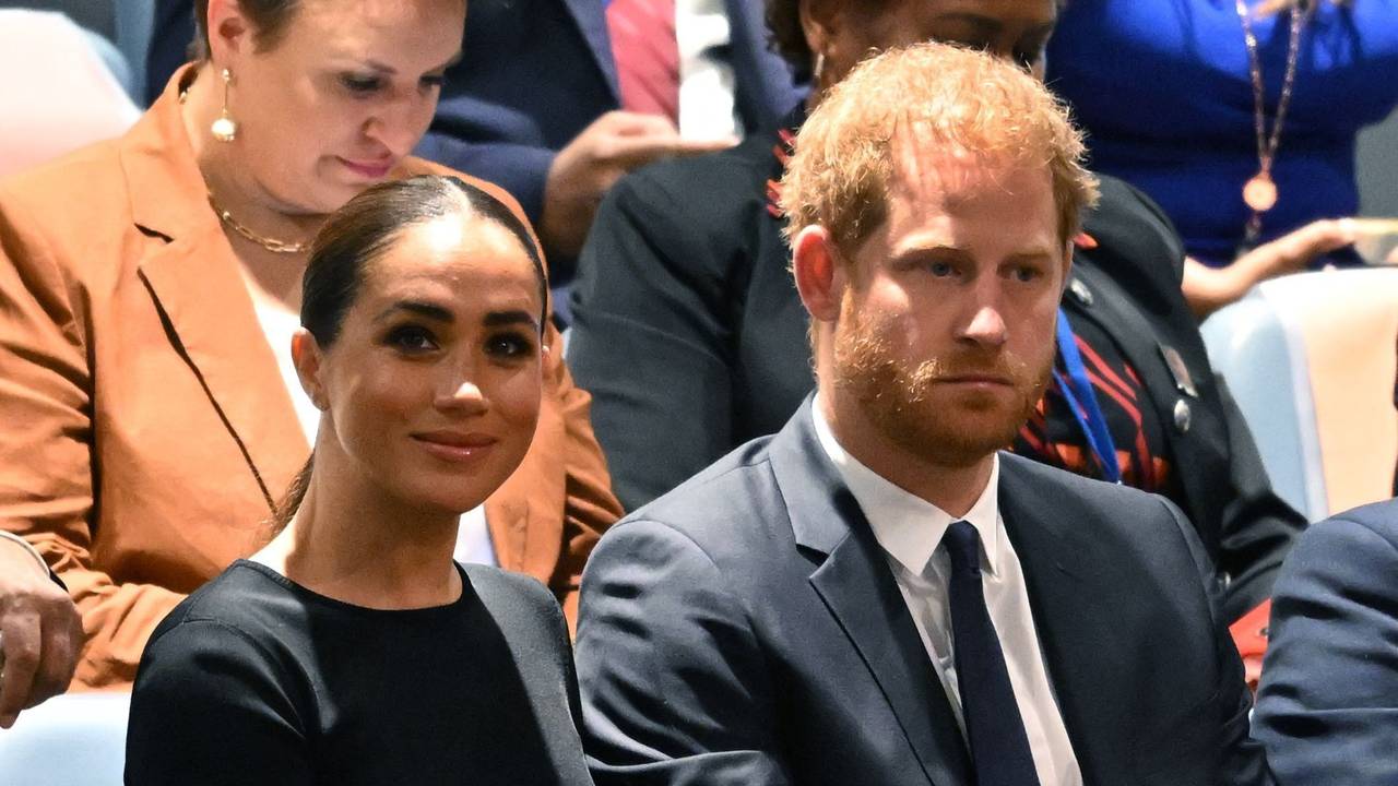 Meghan und Harry nehmen an einer Veranstaltung der Vereinten Nationen in New York teil. Sie lächelt, während er traurig dreinblickt.