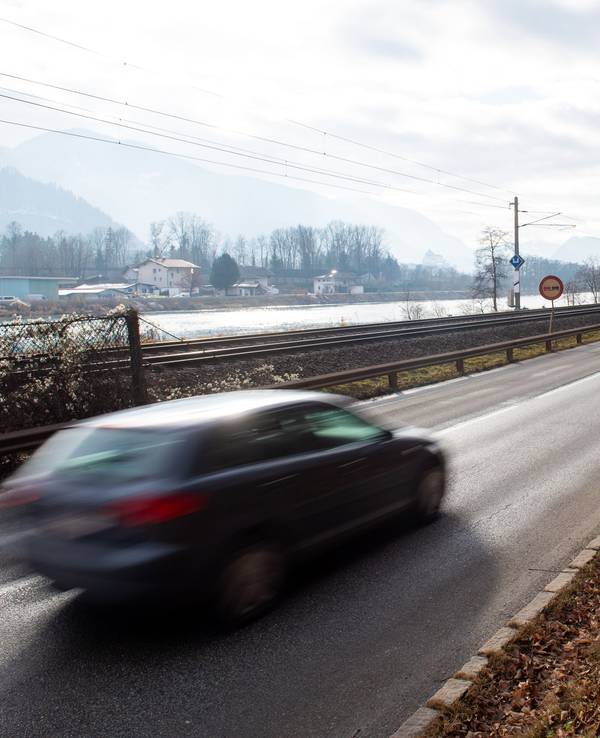 Ein Auto fährt über die Grenze nach Österreich.