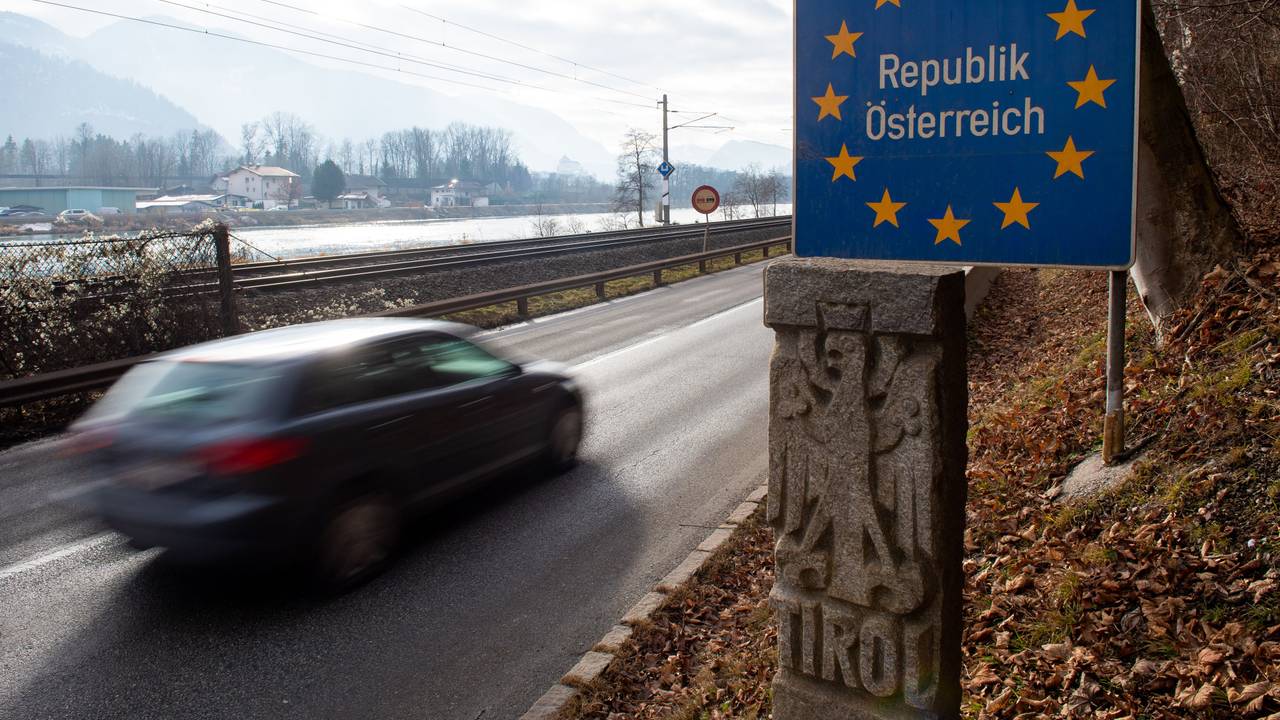 Ein Auto fährt über die Grenze nach Österreich.
