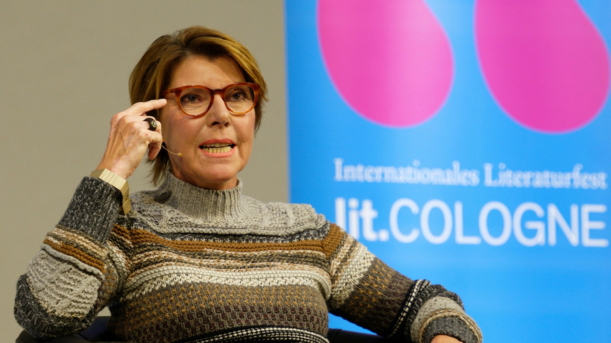 Die Moderatorin Bettina Böttinger sitzt auf einer Bühne.
