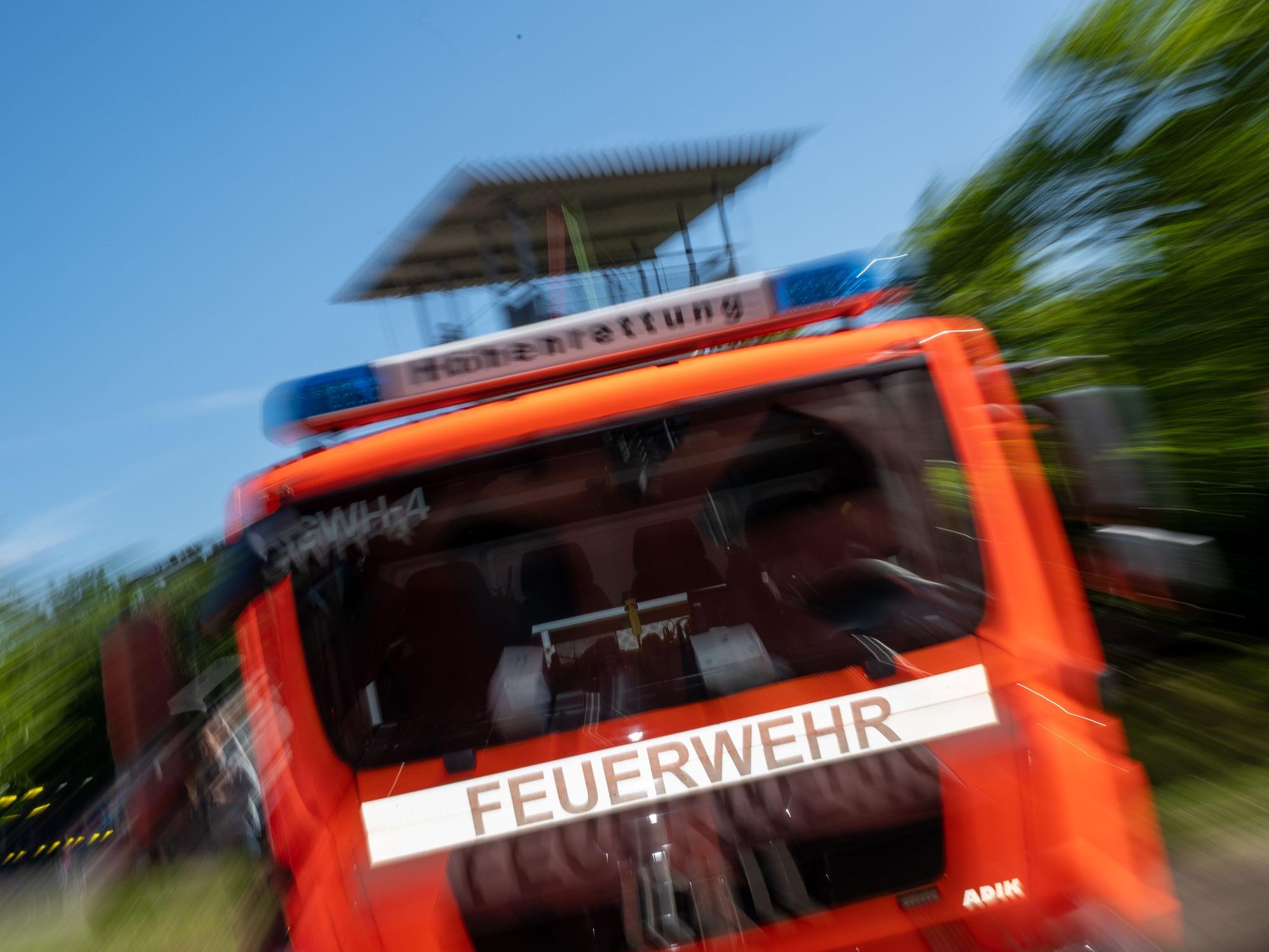 Ein Einsatzfahrzeug der Feuerwehr ist auf einem verzerrten Bild zu sehen.