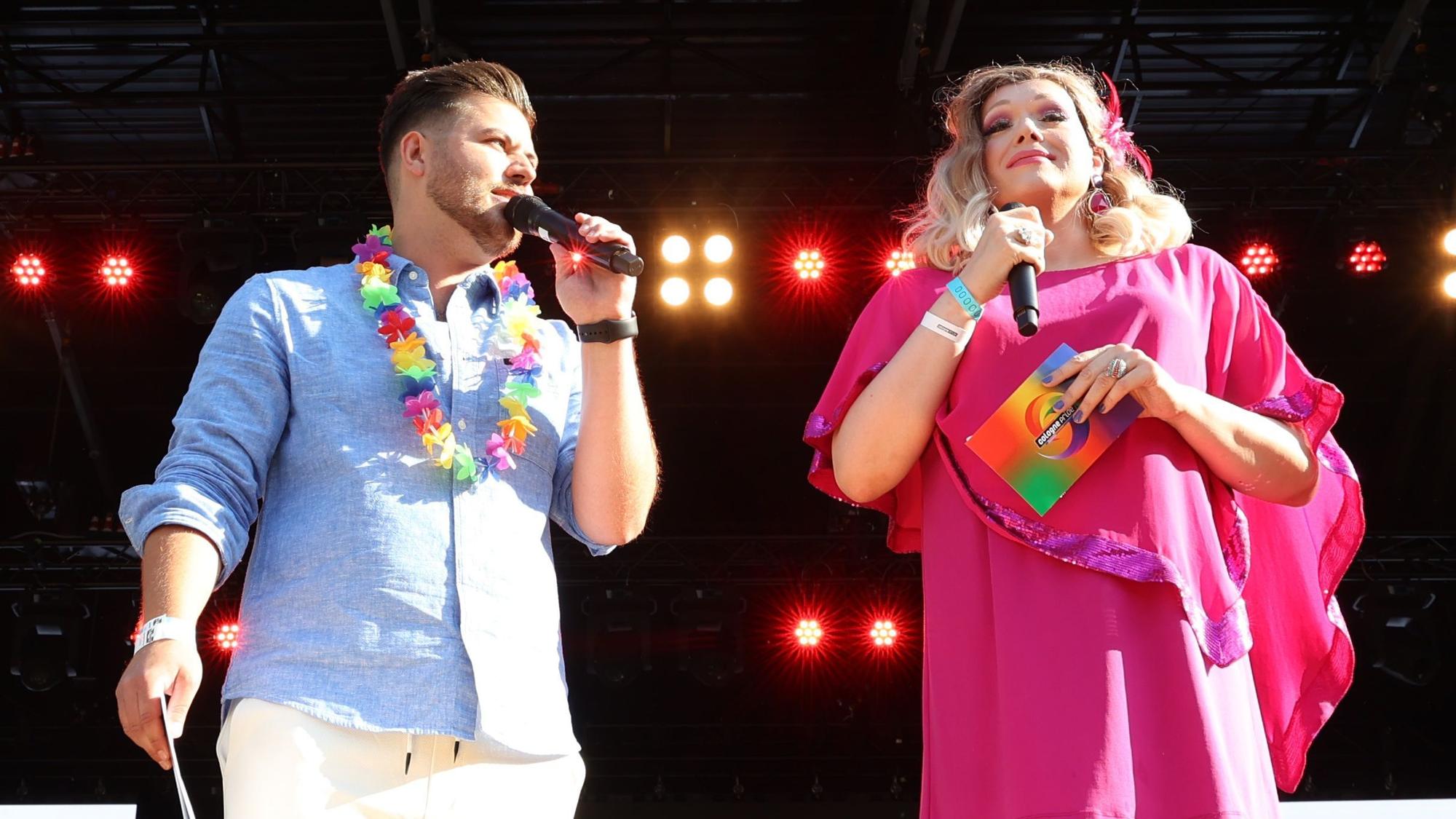 Daniel Wallroth und Cessy Karington auf der Bühne beim CSD in Köln 2023.