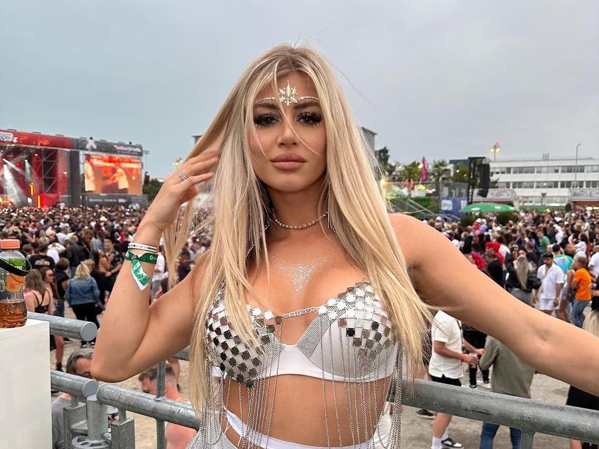 Chiara Antonella im Glitzer-Bikini auf einem Festival.