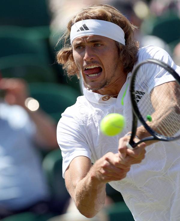Alexander Zverev spielt den Ball mit der Rückhand.