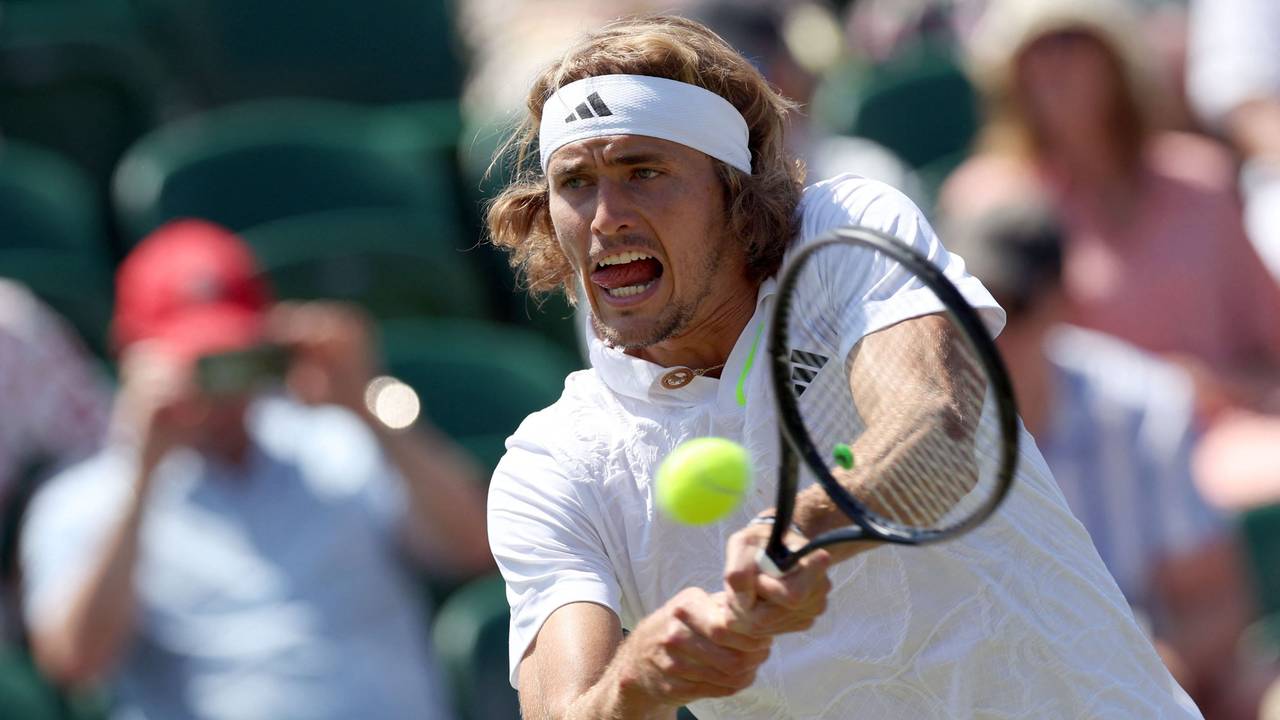 Alexander Zverev spielt den Ball mit der Rückhand.