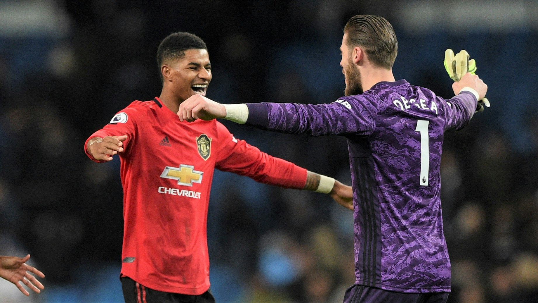 Marcus Rashford und David de Gea jubeln nach einem Sieg von Manchester United.