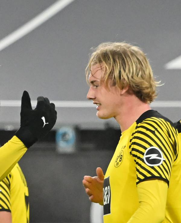 Dortmunds Torschütze Thomas Meunier (l) jubelt mit Julian Brandt über das 1:0 gegen Freiburg.