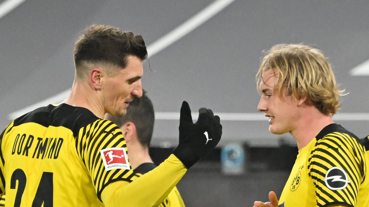 Dortmunds Torschütze Thomas Meunier (l) jubelt mit Julian Brandt über das 1:0 gegen Freiburg.