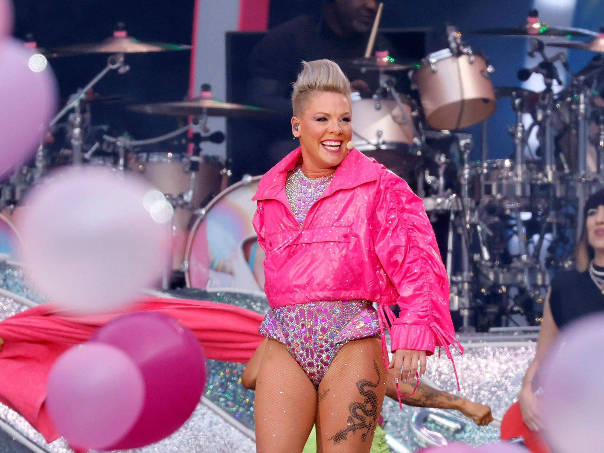 Sängerin Pink live bei einem Konzert.