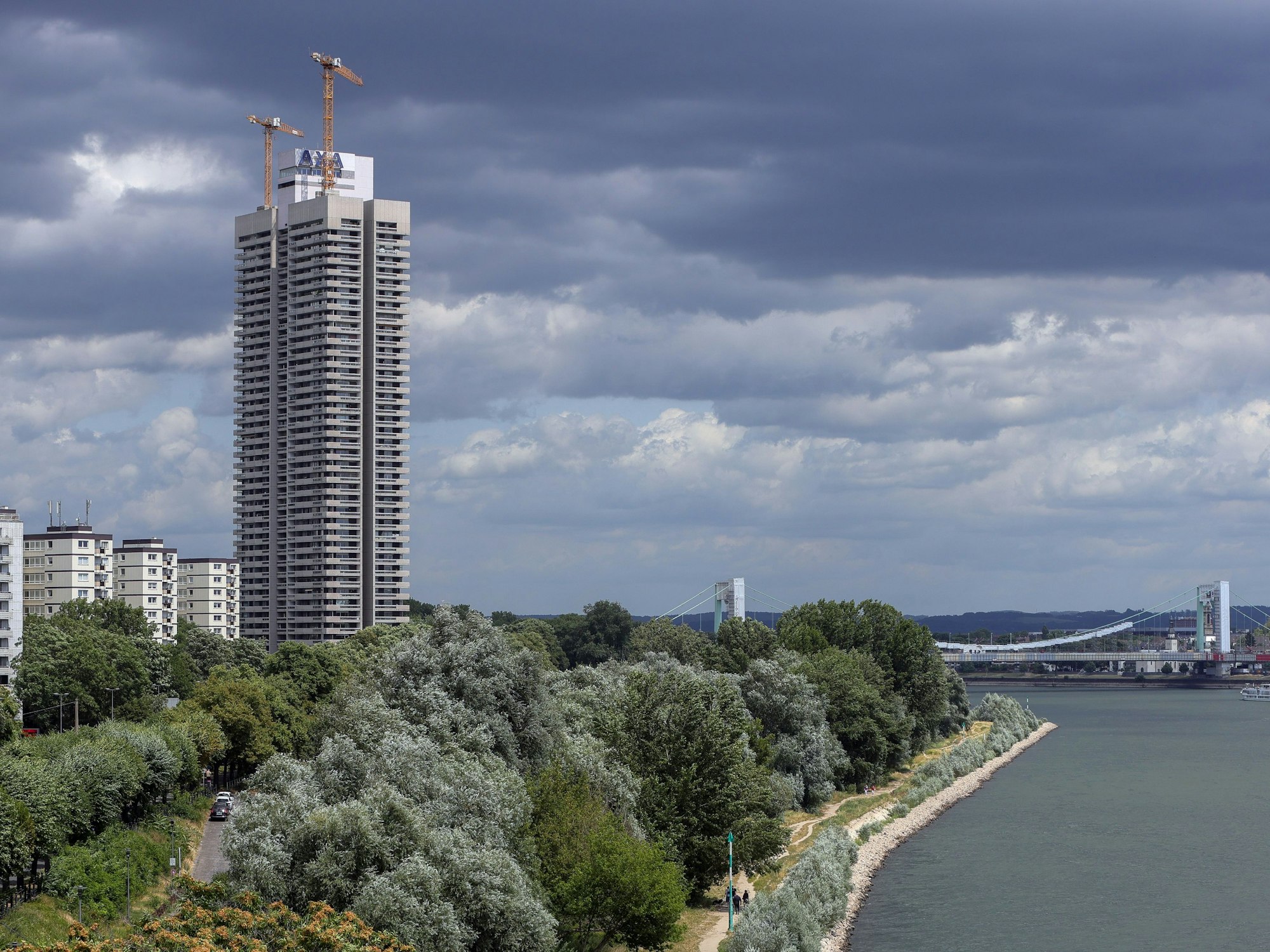 Blick auf das Axa-Hochhaus in Köln-Riehl. Das Foto wurde am 5. Juli 2023 aufgenommen. Die Höhe der Baustelle ist beeindruckend.