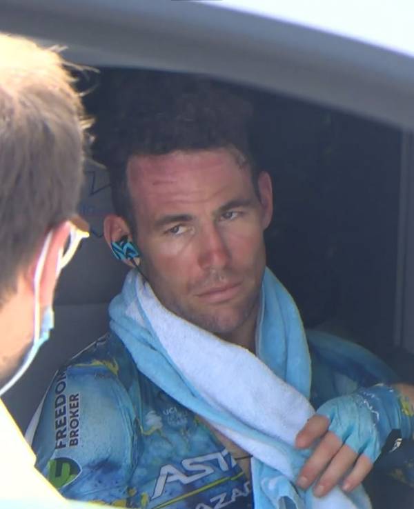 Mark Cavendish sitzt im Begleitfahrzeug eines Tour-Mediziners und muss nach einem Sturz aufgeben.