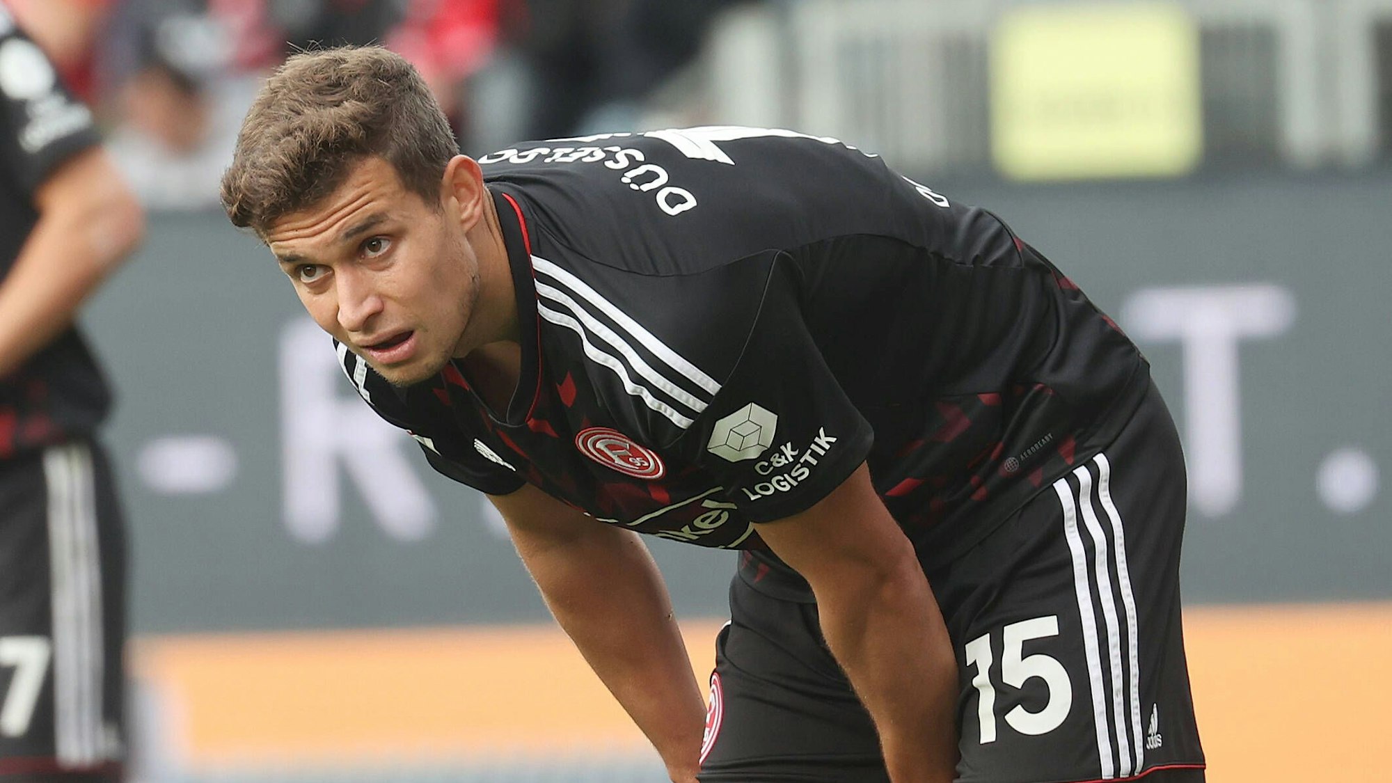 Tim Oberdorf richtet sich die Stutzen im Spiel bei Holstein Kiel.