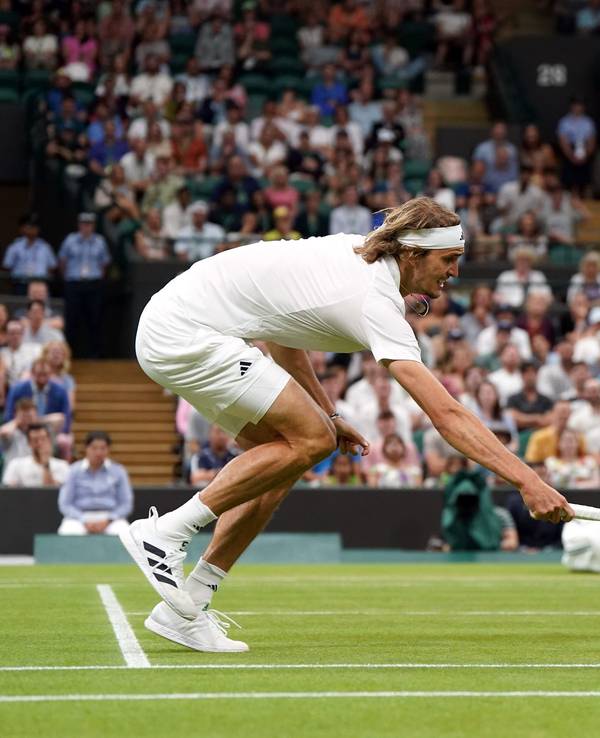 Alexander Zverev streckt sich, um einen Ball im Wimbledon-Match gegen Matteo Berettini noch zu erreichen.