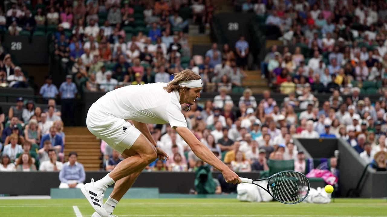Alexander Zverev streckt sich, um einen Ball im Wimbledon-Match gegen Matteo Berettini noch zu erreichen.