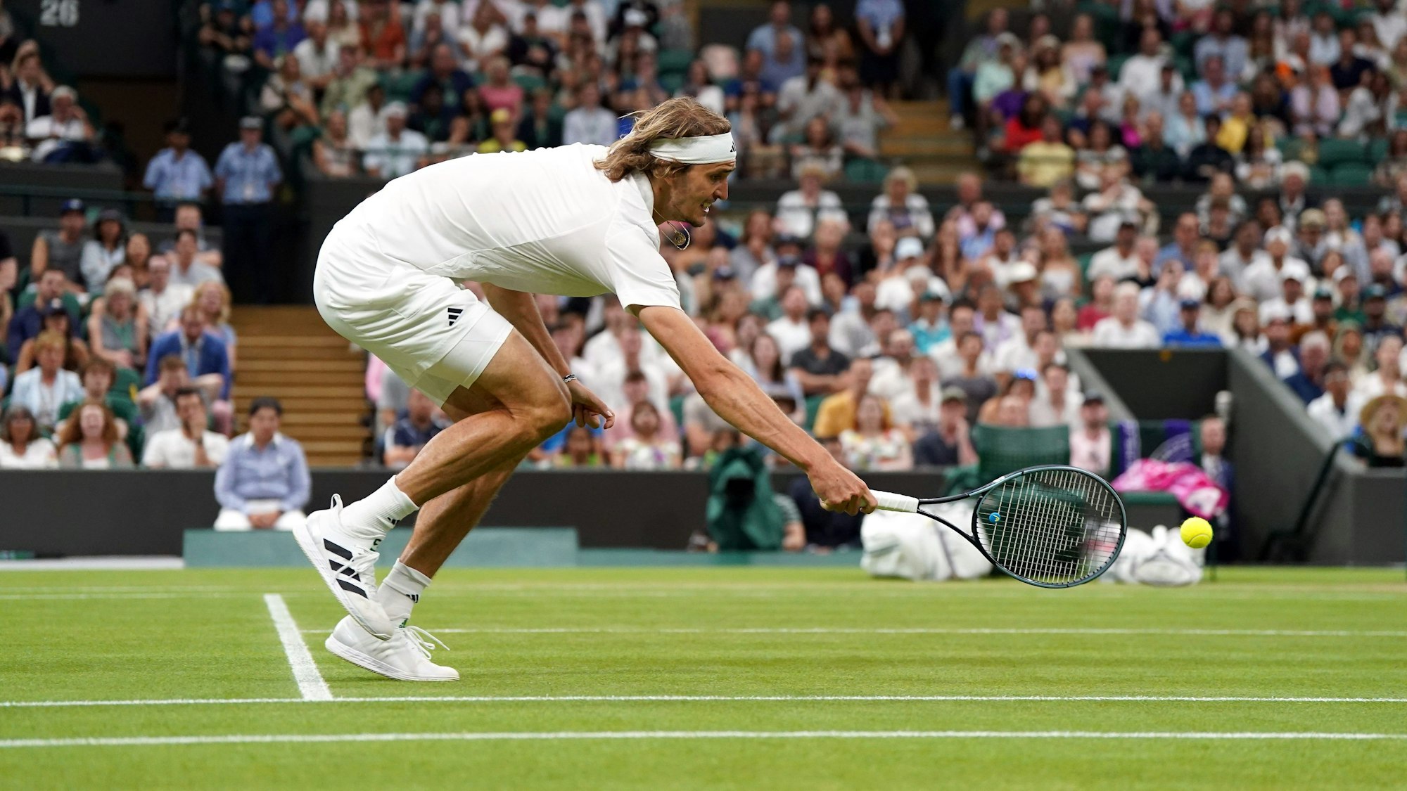 Alexander Zverev streckt sich, um einen Ball im Wimbledon-Match gegen Matteo Berettini noch zu erreichen.