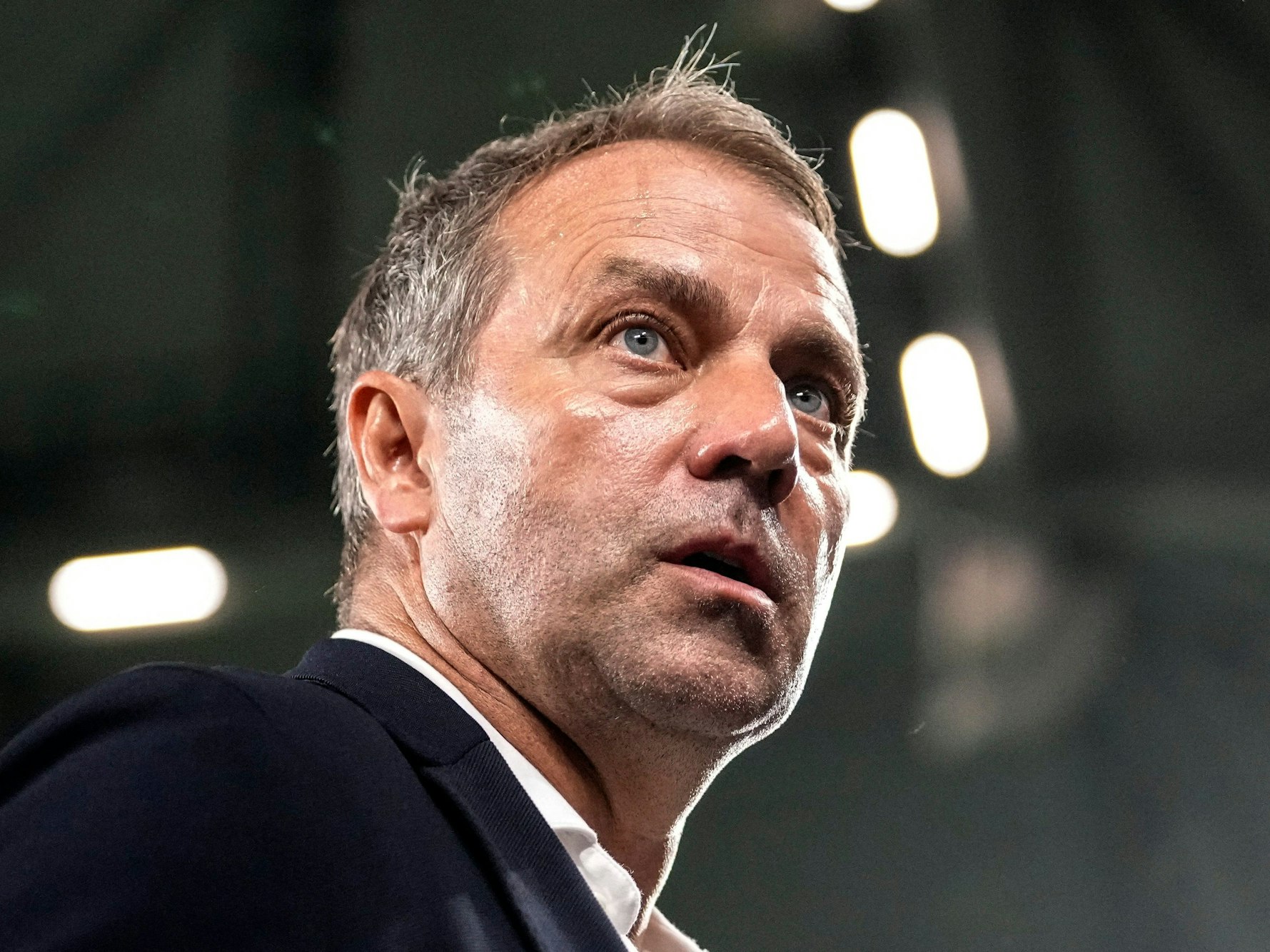 Hansi Flick schaut angespannt nach der Niederlage der deutschen Nationalmannschaft gegen Kolumbien.