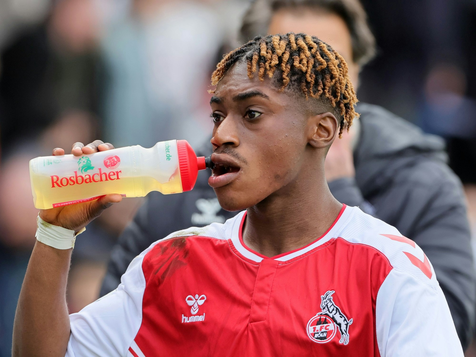 Justin Diehl nimmt einen Schluck aus einer Sport-Flasche.