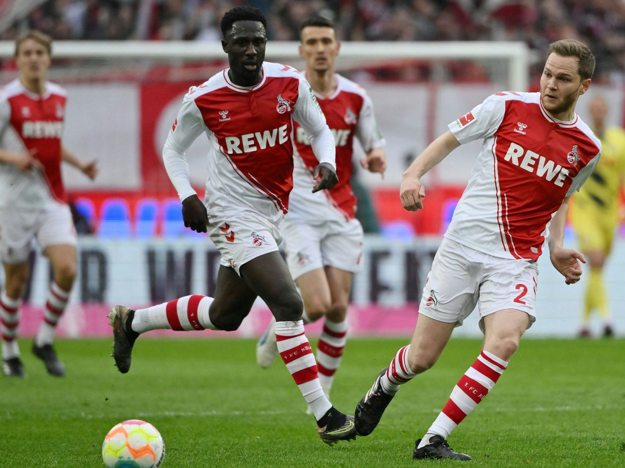 Benno Schmitz spielt einen Pass, Kingsley Schindler schaut zu.