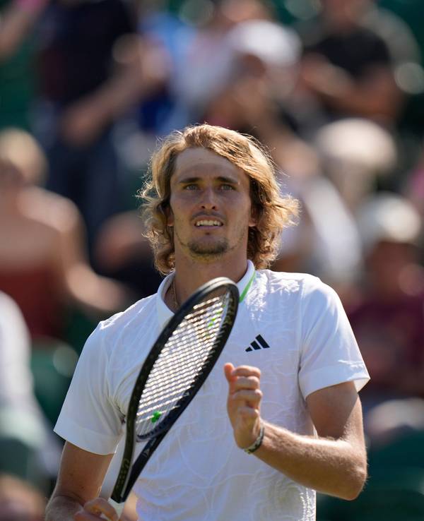 Alexander Zverev wirkt zufrieden nach seinem Sieg gegen den Japaner Yosuke Watanuki.