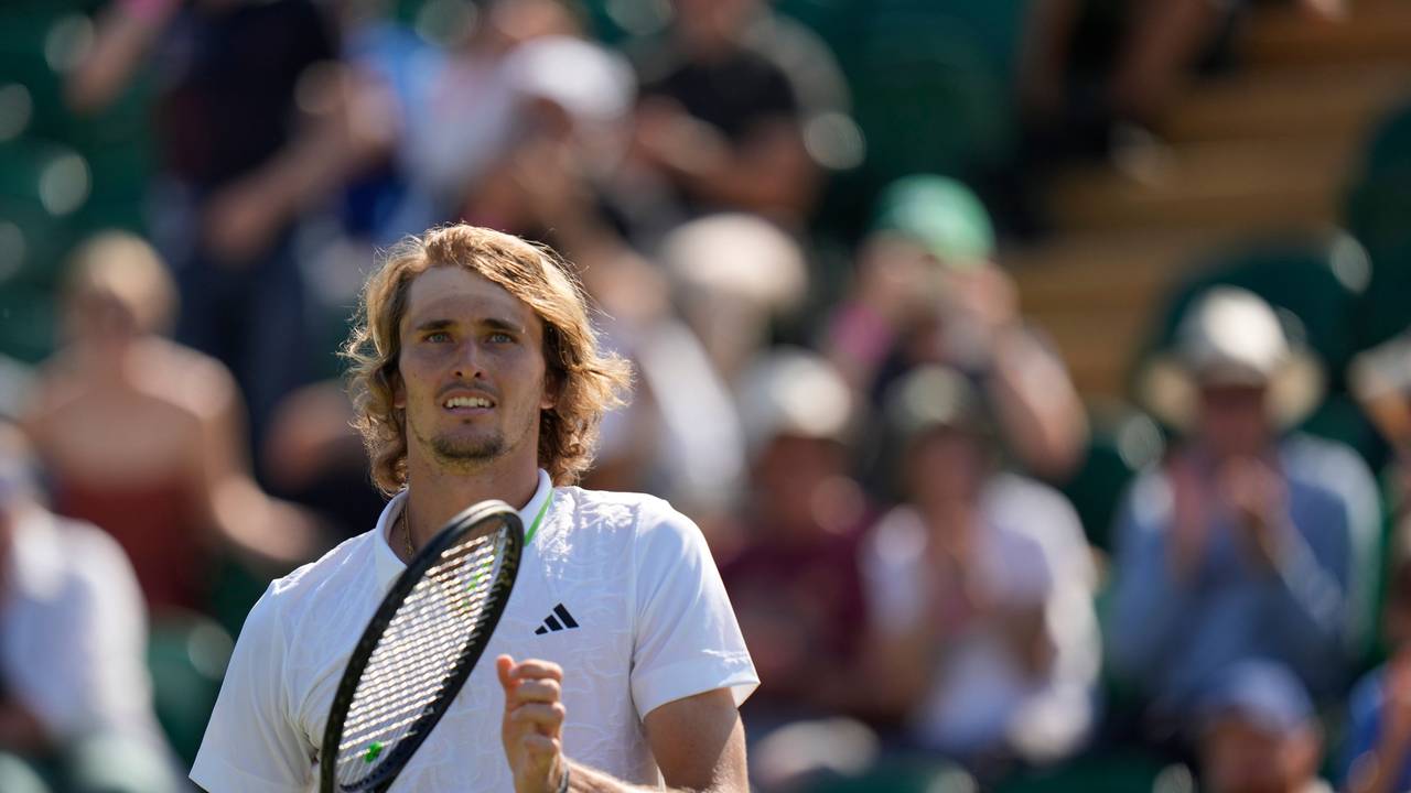 Alexander Zverev wirkt zufrieden nach seinem Sieg gegen den Japaner Yosuke Watanuki.