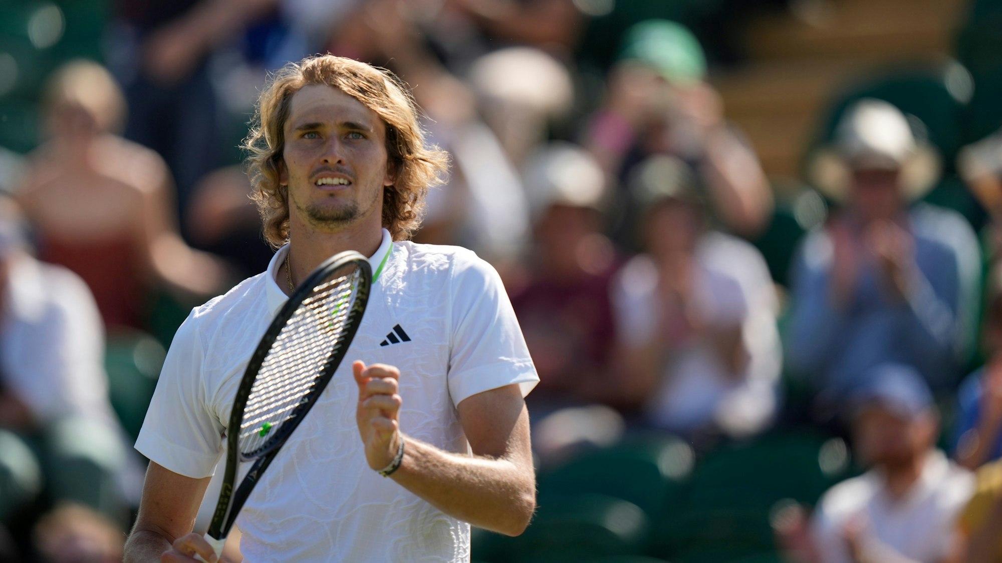 Alexander Zverev wirkt zufrieden nach seinem Sieg gegen den Japaner Yosuke Watanuki.