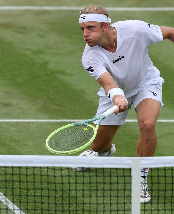 Alejandro Davidovich schlägt den Ball bei seinem Drittrunden-Match in Wimbledon.