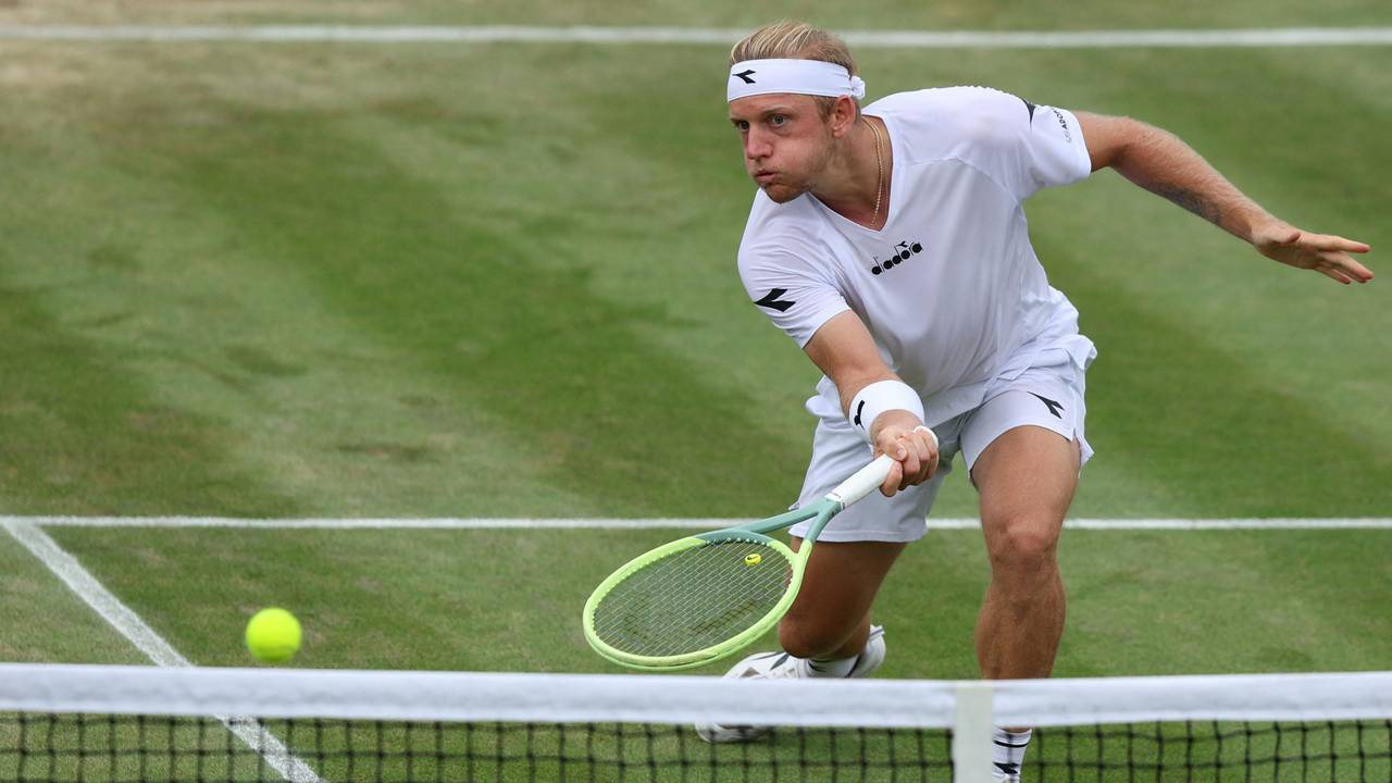Alejandro Davidovich schlägt den Ball bei seinem Drittrunden-Match in Wimbledon.