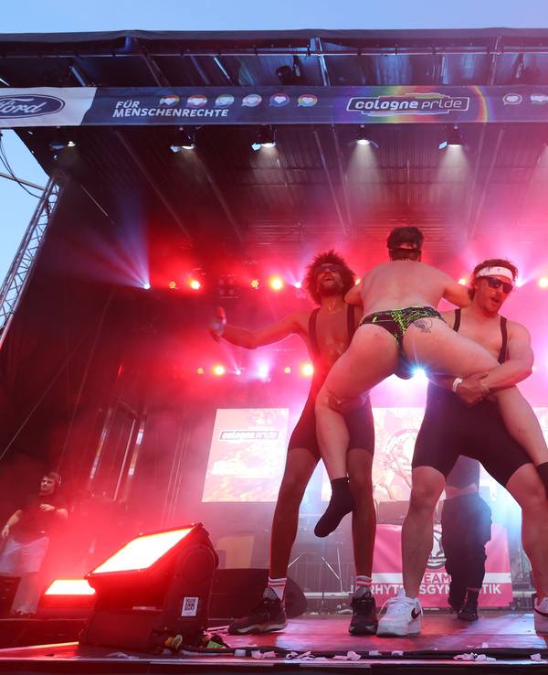 Das Team Rhytmusgymnsatik performt auf einer Bühne in Köln