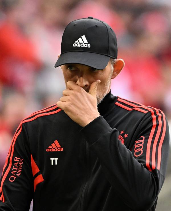 Thomas Tuchel hält sich bei einem Spiel des FC Bayern die Hand vors Gesicht.